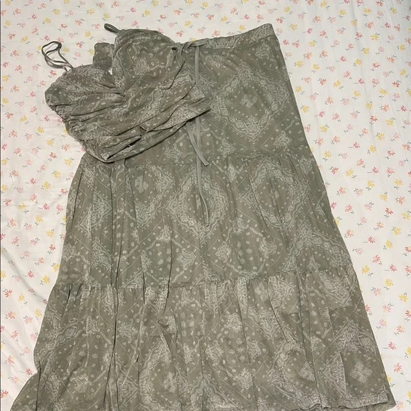 Summery Women’s Green Printed Two Piece Skirt and Cropped Top - Picture 1 of 4